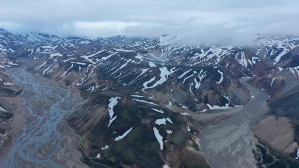 Κηφήνας θέα θεαματική υψίπεδα παγετώνα με χιονισμένα βουνά στο φαράγγι Porsmork. Birds eye view of Thorsmoerk κοιλάδα με τα βουνά φαράγγι και το ποτάμι στην Ισλανδία — Αρχείο Βίντεο