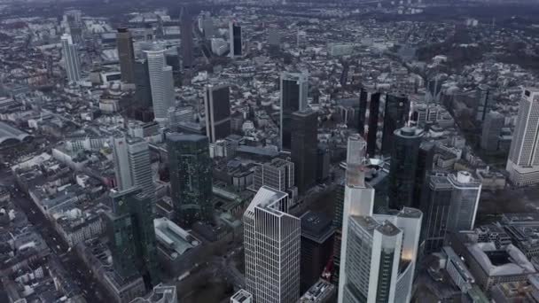 都市の高い角度のビュー。金融中心地のダウンタウンの高層ビルや駅を背景に。フランクフルトはドイツのメインです — ストック動画