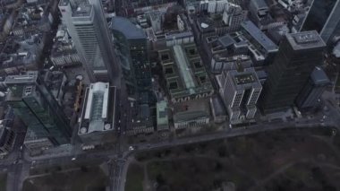 Şehir parkı ve yüksek binalar. Silberturm Kulesi ve Deutsche Bundesbank binasının üzerinden uç. Frankfurt am Main, Almanya