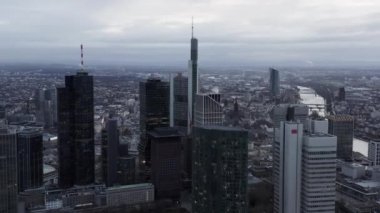Nehir kenarındaki finans merkezinde yüksek binalardan oluşan bir grup. Büyük şehrin hava panoramik görüntüleri. Frankfurt am Main, Almanya