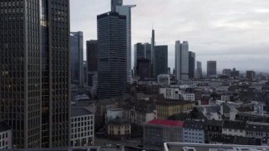 İş bölgesindeki modern yüksek gökdelenler tarihi şehir gelişimine katkıda bulunuyorlar. Bulutlu bir günde şehrin üzerinde uç. Frankfurt am Main, Almanya