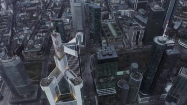 Commerzbank Tower ve Main Tower şehir finans merkezindeki modern yüksek binalar. Yüksek açı. Frankfurt am Main, Almanya