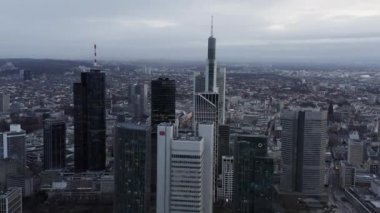 Bulutlu bir günde büyük şehrin üzerinde uç. İş alanındaki ofis kulelerinin hava panoramik görüntüleri. Frankfurt am Main, Almanya