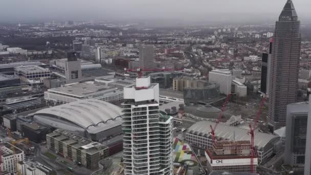 Grandes guindastes no canteiro de obras de altos edifícios modernos. Paisagem da cidade com área de centro de exposições. Frankfurt am Main, Alemanha — Vídeo de Stock