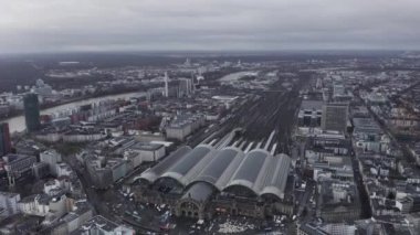 Tren istasyonunun hava görüntüleri. Tarihi bina ve platformların üstündeki büyük çatı. Tren yolunun son durağı. Frankfurt am Main, Almanya