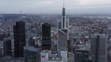 Şehirdeki gökdelenlerin hava görüntüleri. Yüksek ofis kuleleri arasında caddelerde giden arabalara yaslan. Frankfurt am Main, Almanya