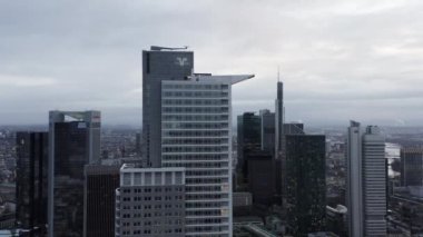 DZ Bank gökdeleninin tepesinde. Finans ilçesindeki modern tasarım yüksek ofis binası. Pencereler şehir böğürmesini yansıtıyor. Frankfurt am Main, Almanya