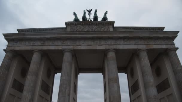 Χαμηλή γωνία άποψη του Brandenburger Tor. Διάσημο νεοκλασικό μνημείο με κίονες. Περνάω την πύλη. Βερολίνο, Γερμανία — Αρχείο Βίντεο