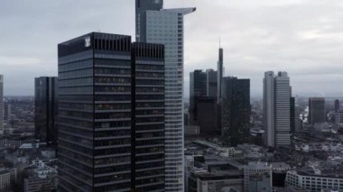 Modern şehir merkezindeki gökdelenlerin yükselen görüntüsü. Şehir merkezinin üstündeki iş bölgesinde bir bina. Frankfurt am Main, Almanya