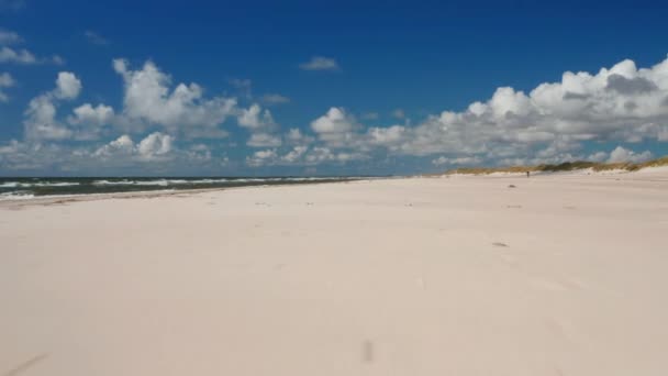 Alacsony repülés a hosszú fehér homokos strand felett a napsütéses napon. Tengerpartot mosó hullámok. Idilli nap a nyári vakáció helyszínén. Dánia — Stock videók