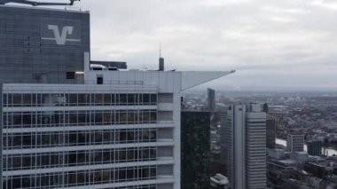 DZ Bank gökdeleninin tepesinde dar bir uçuş. Yüksek ofis binalarıyla panoramik şehir manzarası ortaya çıkıyor. Frankfurt am Main, Almanya