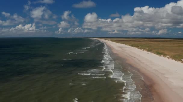 海岸景观的空中全景镜头。飘扬在北海海岸上空,海浪冲刷着长长的沙滩.丹麦 — 图库视频影像
