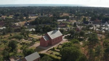 Mezarlığın ortasındaki ahşap şapelin kaydırağını çek. Oksby çevresindeki kıyı manzarasının panoramik görüntüleri. Danimarka