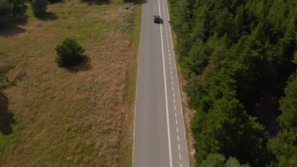 继续追踪在乡间直路上行驶的车辆。倾斜揭示了平坦的风景.在路边标明了自行车道.丹麦 — 图库视频影像