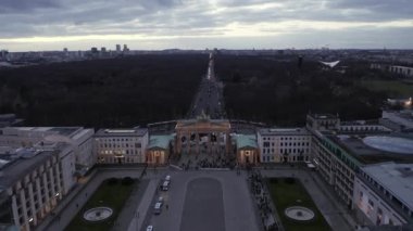 Brandenburger Tor 'da, Linden Sokağı' nın altındaki insanların hava görüntüleri. Alacakaranlıkta meşhur bir dönüm noktası. Berlin, Almanya