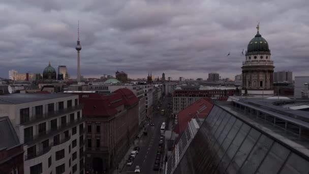 Vola sopra la strada in città. Paesaggio urbano con famosi punti di riferimento torreggianti sopra i tetti. Franzosischer e Berliner Dom e Fernserturn contro cielo coperto. Berlino, Germania — Video Stock