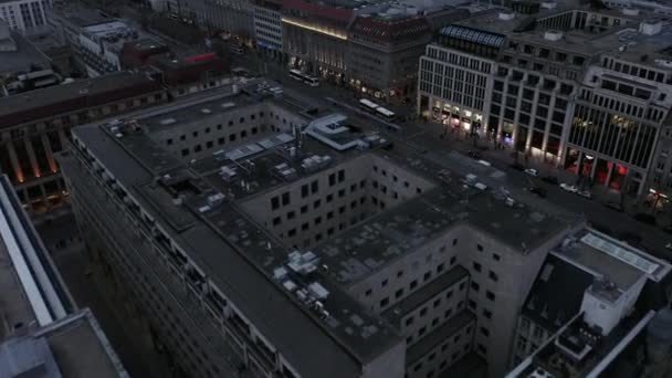 Avante sobrevoe o desenvolvimento da cidade. Revelando Unter den Linden Boulevard. Rua de embarque ao anoitecer. Berlim, Alemanha — Vídeo de Stock