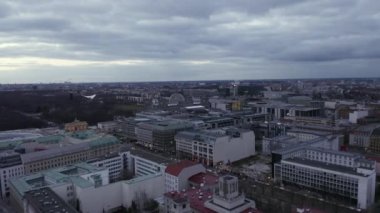 Alacakaranlıktaki büyük şehrin hava görüntüleri. Linden Caddesi ve Brandenburg Kapısı 'na kadar. Berlin, Almanya