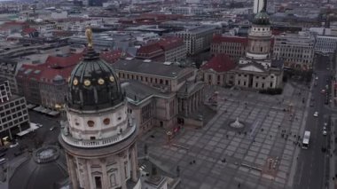 Jandarma Binası 'ndaki Konser Salonu' nun havası. Meydanda yürüyen insanlar. Kubbeli iki kilise. Berlin, Almanya