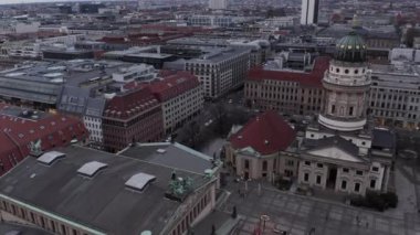 Şehir merkezindeki tarihi binaların üzerinde ilerliyorlar. Jandarma 'da Konzerthaus ve Franzosischer Dom' un hava görüntüsü. Berlin, Almanya