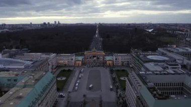 Ünlü simgeyi ziyaret eden bir sürü insan. Brandenburger Tor 'un hava görüntüsü ve park yeri. Berlin, Almanya