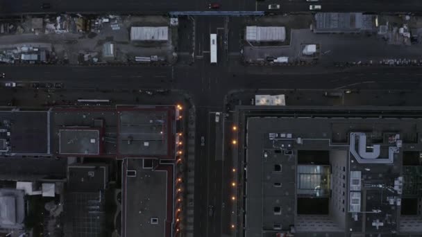 Oiseaux aériens vue aérienne du haut vers le bas de la circulation sur le boulevard large au crépuscule. Site de construction au milieu. Berlin, Allemagne — Video