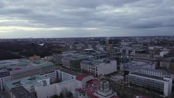 Luchtbeelden van grote stad in de schemering. Unter den Linden straat en Brandenburger poort van hoogte. Berlijn, Duitsland — Stockvideo