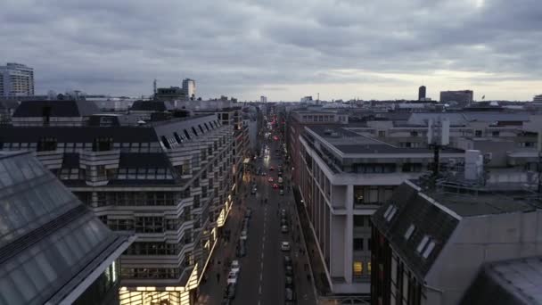 Abendstadt vom Dach aus. In der Abenddämmerung fliegen Vorwärts über belebte Straßen im Stadtbezirk. Berlin, Deutschland — Stockvideo