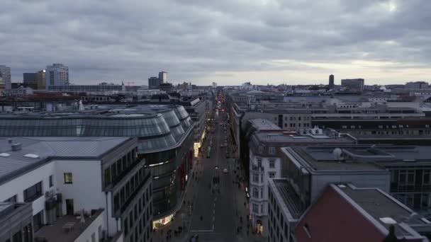 Adelante vuelan por encima de Friedrichstrasse alrededor de Galerías Lafayette al atardecer. Gran ciudad bajo cielo nublado. Berlín, Alemania — Vídeo de stock