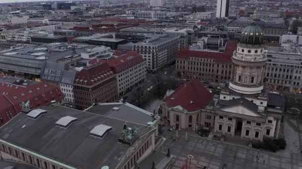 Vorwärts fliegen über historische Gebäude in der Innenstadt. Luftaufnahme des Konzerthauses und des Franzosischen Doms am Gendarmenmarkt. Berlin, Deutschland — Stockvideo