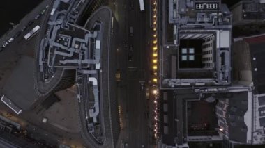 Gökyüzü kuşları tepeden aşağı bakıyor modern tasarım şehirdeki cadde boyunca yüksek binalar. Berlin, Almanya