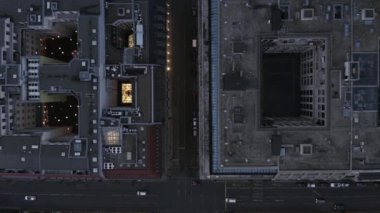 Gökyüzü kuşları tepeden aşağı bakan caddelerle ayrılmış binaları görüyor. Şehrin üstünden uç. Berlin, Almanya