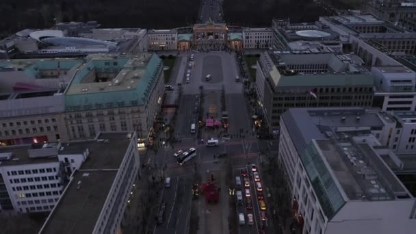 Vista de ângulo alto de rua larga na cidade. Incline-se revelar Brandenburger Tor e Tiergarten parque dividido por rua reta. Berlim, Alemanha — Vídeo de Stock