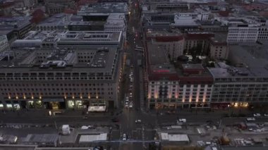 Friedrichstrasse ve Unter den Linden kavşağının yüksek açılı görüntüsü. Toz bulutuyla şehrin üzerinden uç. Berlin, Almanya