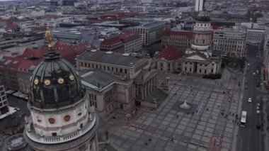 İleri doğru tarihi binalarla büyük meydanın üzerinde uçar. Alman ve Fransız kiliseleri ve şehir gelişimi arasında konser salonu. Berlin, Almanya