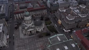 Yüksek açılı kare manzaralı, üzerinde kubbe ve heykel olan görkemli bir kilise. Şehir merkezinin üzerinden uç. Berlin, Almanya