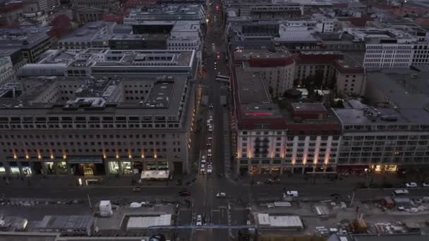 Blick aus der Vogelperspektive auf die Kreuzung Friedrichstraße / Unter den Linden. Bei Staub über der Stadt fliegen. Berlin, Deutschland — Stockvideo