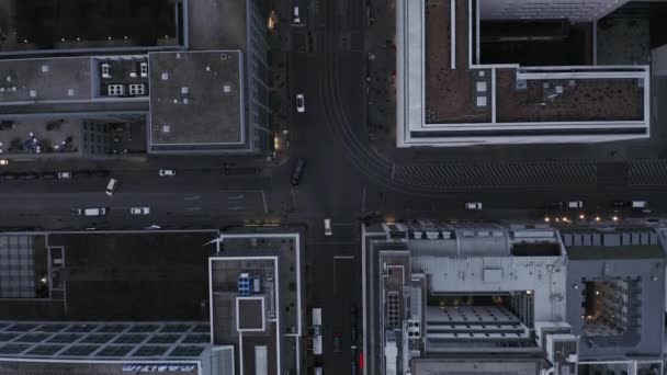 Повітряні птахи дивляться зверху вниз на автомобілі, що їздять вулицями між високими будівлями в міських районах. Берлін (Німеччина) — стокове відео