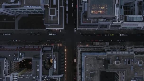 Pájaros aéreos ojo arriba hacia abajo vista de varios edificios a lo largo de la calle. Urbanización cerca del centro de la ciudad. Berlín, Alemania — Vídeos de Stock