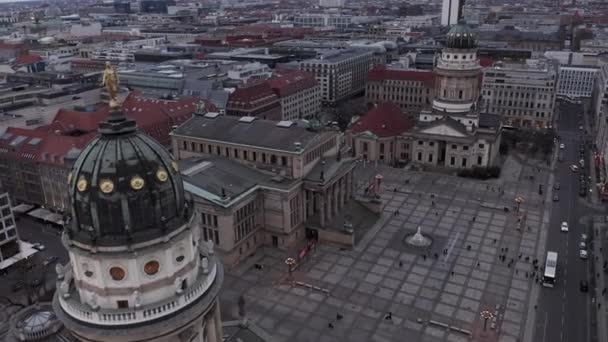 İleri doğru tarihi binalarla büyük meydanın üzerinde uçar. Alman ve Fransız kiliseleri ve şehir gelişimi arasında konser salonu. Berlin, Almanya — Stok video