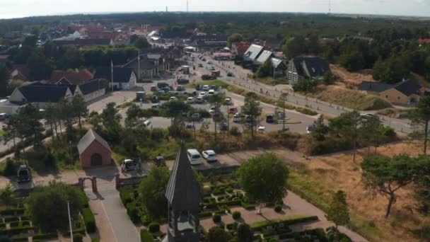 飞越墓地和停车场。小城镇的公路交通拥挤.四面平坦的海滨风景.丹麦 — 图库视频影像