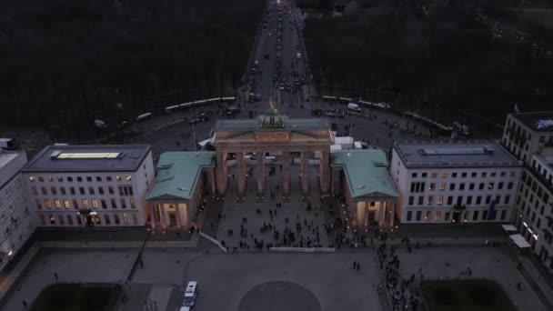 Высокоугольный снимок Бранденбургер Тора вечером. Протест фермеров, тракторов, блокирующих дорогу в столице. Берлин, Германия — стоковое видео