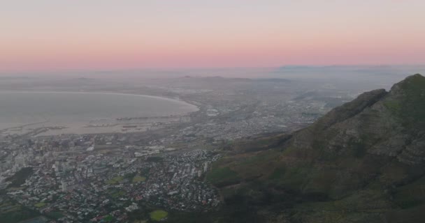 Imagens panorâmicas românticas da grande cidade em torno da baía do mar e do céu crepúsculo rosa no fundo. Cidade do Cabo, África do Sul — Vídeo de Stock