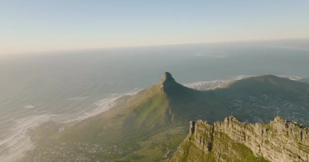 Flygfoto av berg runt om i stan. Robust skarp bergskam på Bordsberget och berömda Lions Head-berget på havskusten. Kapstaden, Sydafrika — Stockvideo