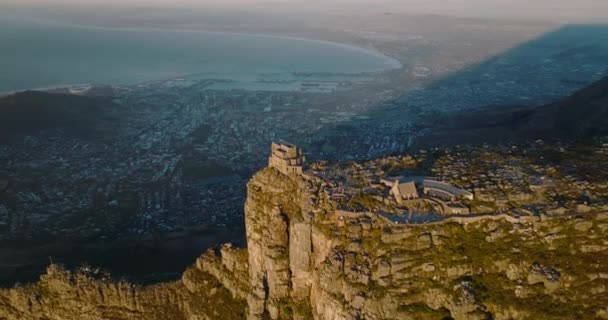 Fliege über den Tafelberg. Berühmte Touristenattraktion hoch über der Stadt im Tal. Menschen genießen die Zeit auf dem Gipfel. Kapstadt, Südafrika — Stockvideo