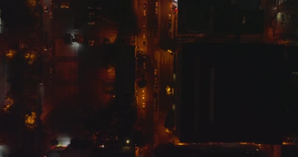 Aerial birds eye overhead top down shot of illuminated streets in night city. Bajo tráfico en carretera. Ciudad del Cabo, Sudáfrica — Vídeo de stock