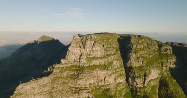 Slide e pan filmato di enorme massiccio roccioso della famosa Table mountain. Luminoso sole splendente sulla montagna di arenaria. Città del Capo, Sud Africa — Video Stock