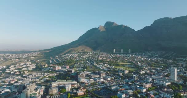 晴れた日には市街地の空中パノラマ映像。背景にロッキー山脈の尾根。南アフリカ共和国ケープタウン — ストック動画