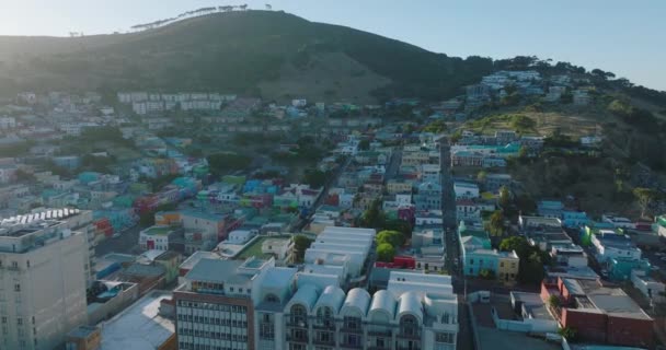 ボカップの住宅ボロのシグナルヒルの斜面に鮮やかな色の家の空中映像。南アフリカ共和国ケープタウン — ストック動画