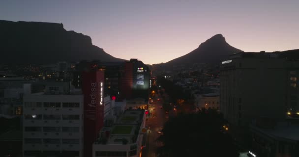 Adelante volar por encima de la carretera concurrida en el barrio urbano. Romántico cielo crepuscular colorido. Ciudad del Cabo, Sudáfrica — Vídeo de stock